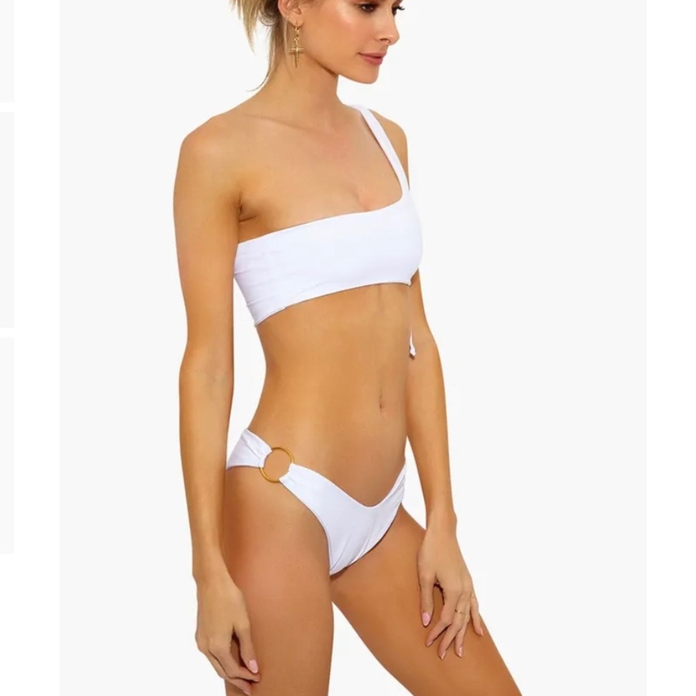 L SPACE
SILVER LINING ONE SHOULDER BIKINI TOP